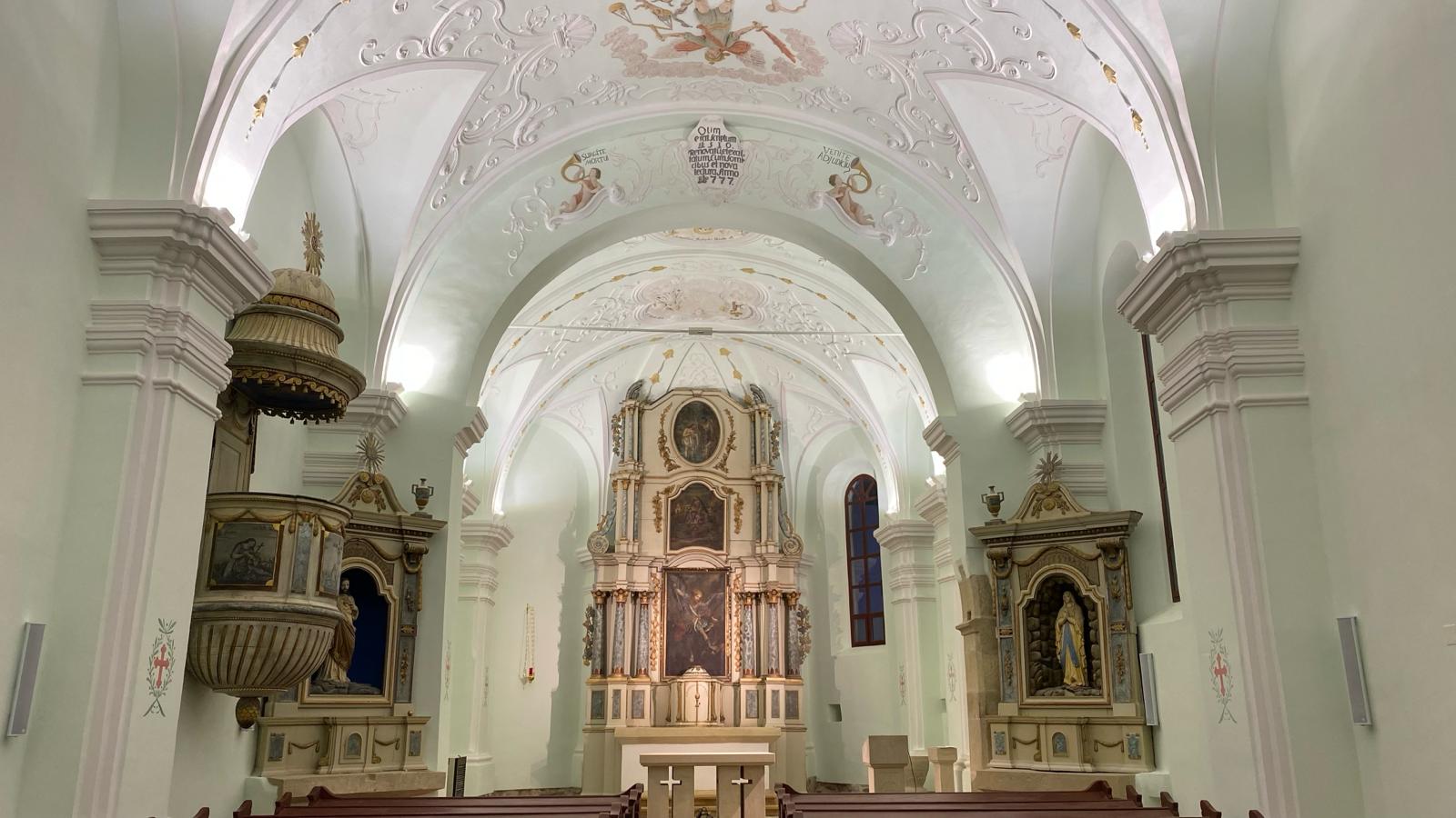 Vedere interioară a bisericii Sfântul Mihail